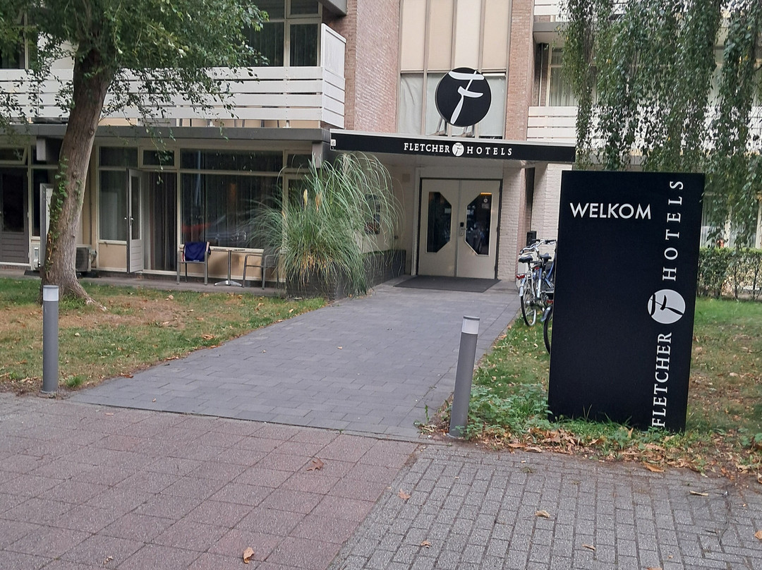 金色郁金香酒店主图