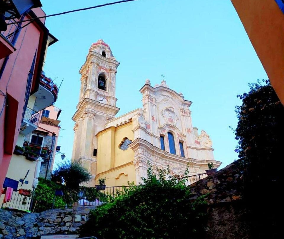 Tra Il Borgo E Il Mare