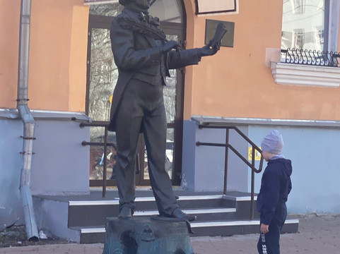 Kozma Prutkov Statue-阿尔汉格尔斯克必去景点