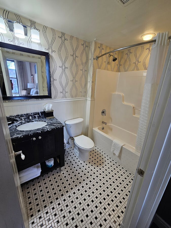 基恩市中心万枫套房酒店-浴室