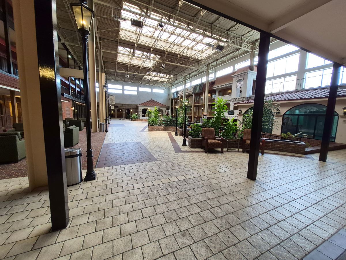 托皮卡市中心华美达酒店及会议中心-旅行者