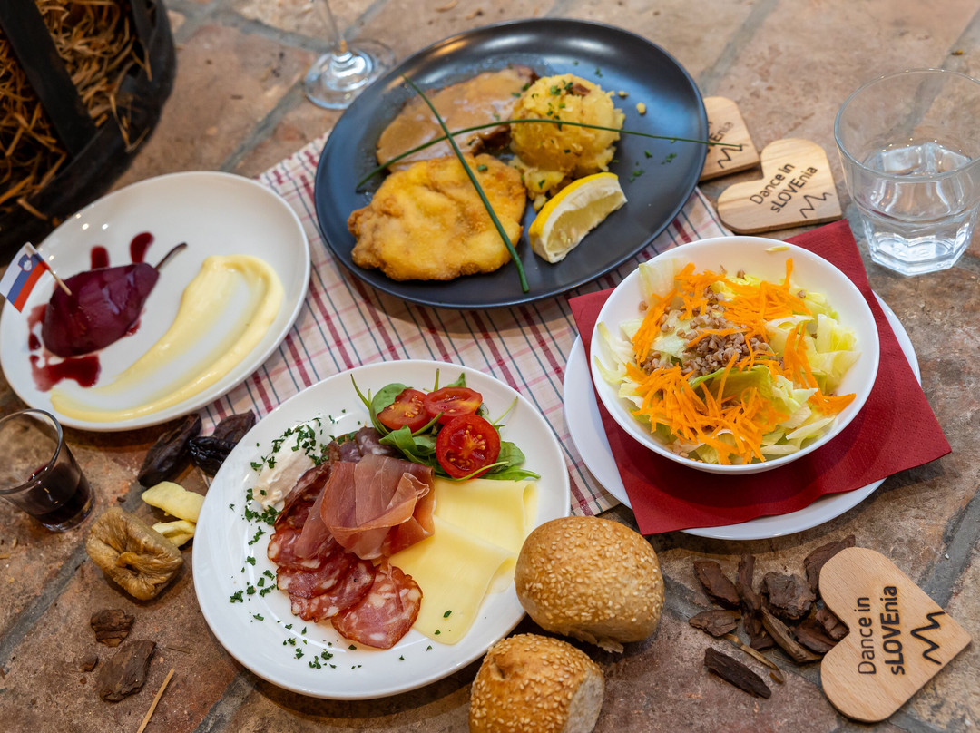 Traditional Slovenian Dinner & Show-卢布尔雅那必去景点
