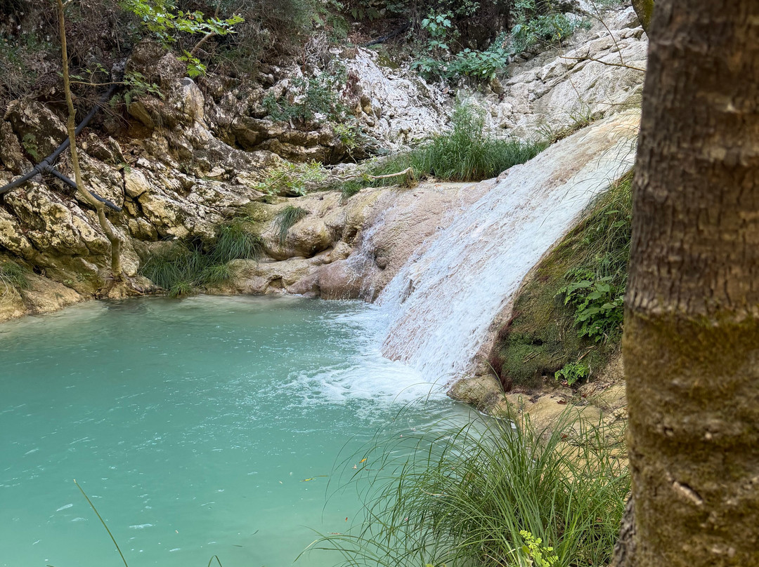 Polylimnio Waterfall-Charavgi必去景点