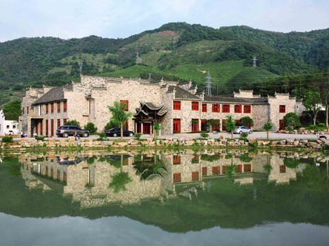 桃花潭畔森林温泉度假酒店主图