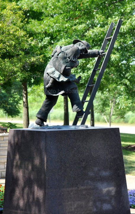 Iowa Firefighters Memorial景点图片