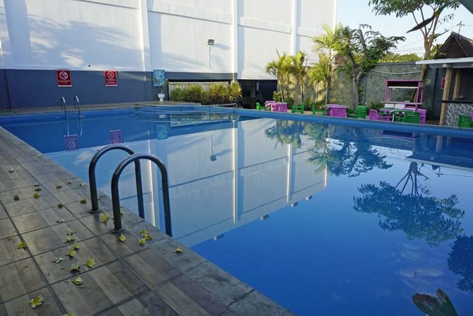Fave Hotel Rembang-泳池