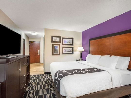 普雷恩菲尔德快捷假日酒店主图