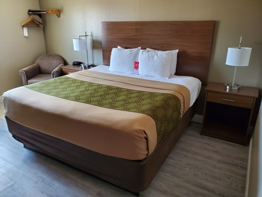 Econo Lodge Hays I-70主图