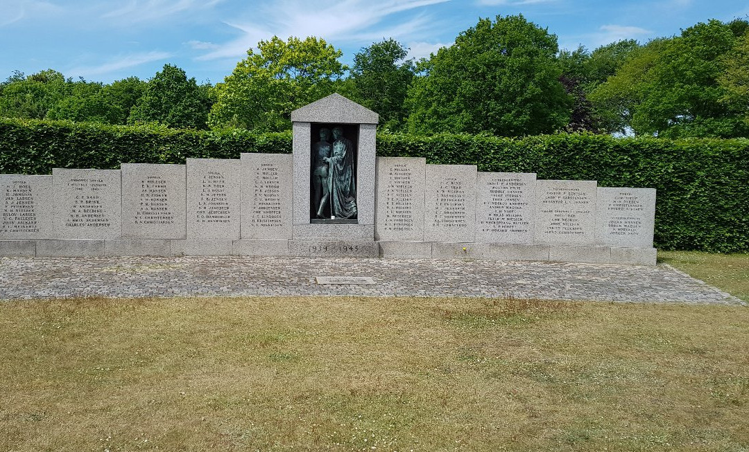 Favrlund Gravlund (War cemetery)-艾斯堡必去景点