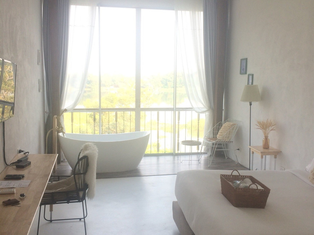White Wall Riverfront Hotel主图