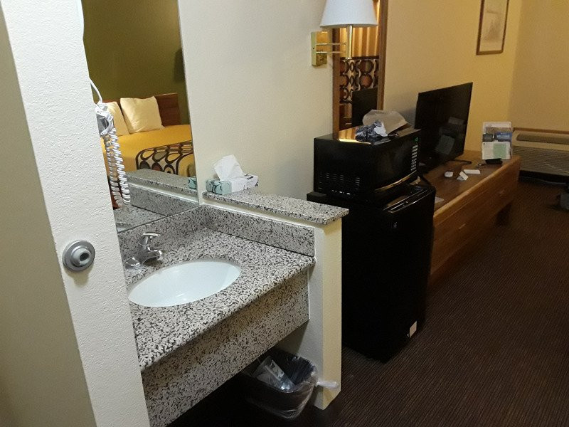 莫里亚蒂速8酒店主图