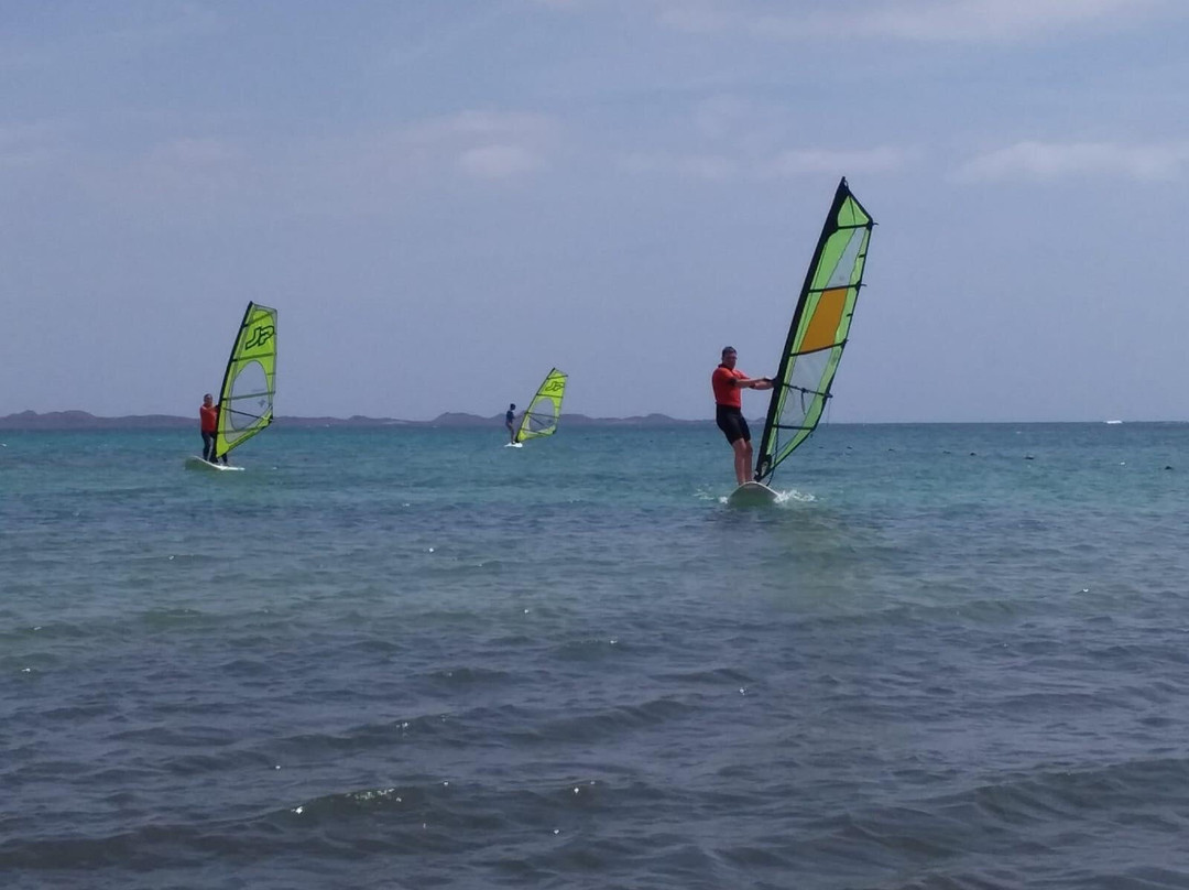 Shock Wave Surf & Windsurf School-El Cotillo必去景点