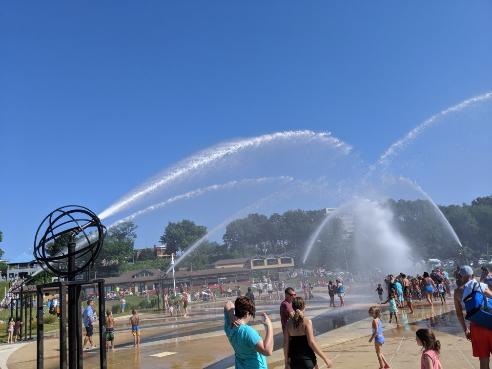 Whirlpool Compass Fountain景点图片