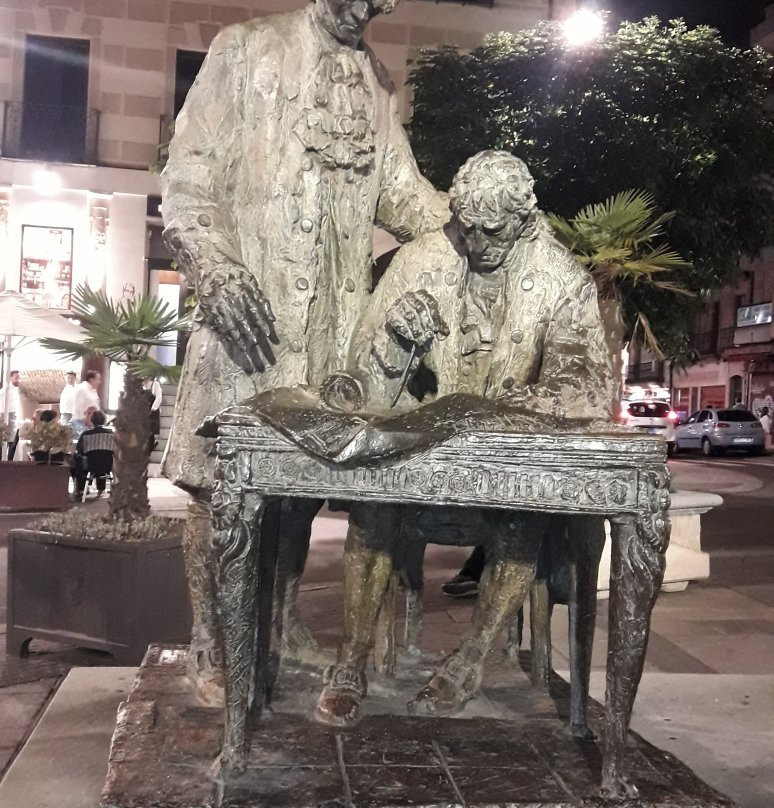 Monumento a Alberto Churriguera y al Conde Francos-萨拉曼卡必去景点