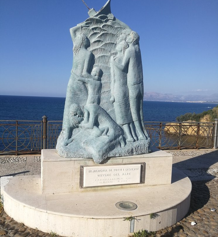 Monumento ai Dispersi Vittime del Mare-戈尔福海堡必去景点