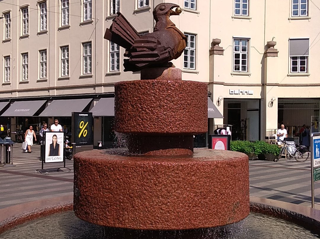 Bird with gold apple-欧胡斯必去景点