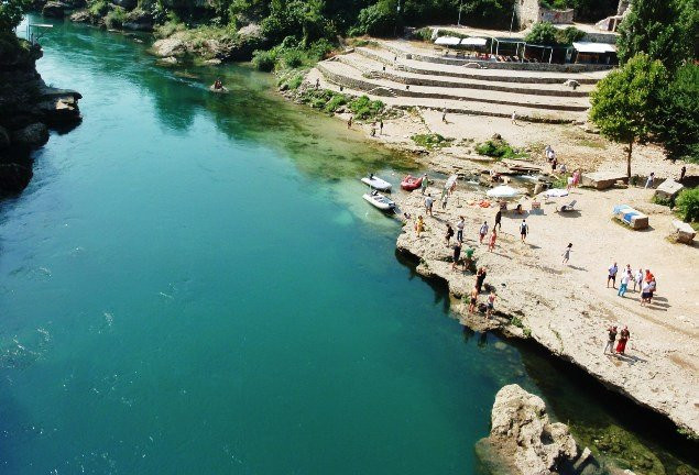 Beach under The Old bridge景点图片