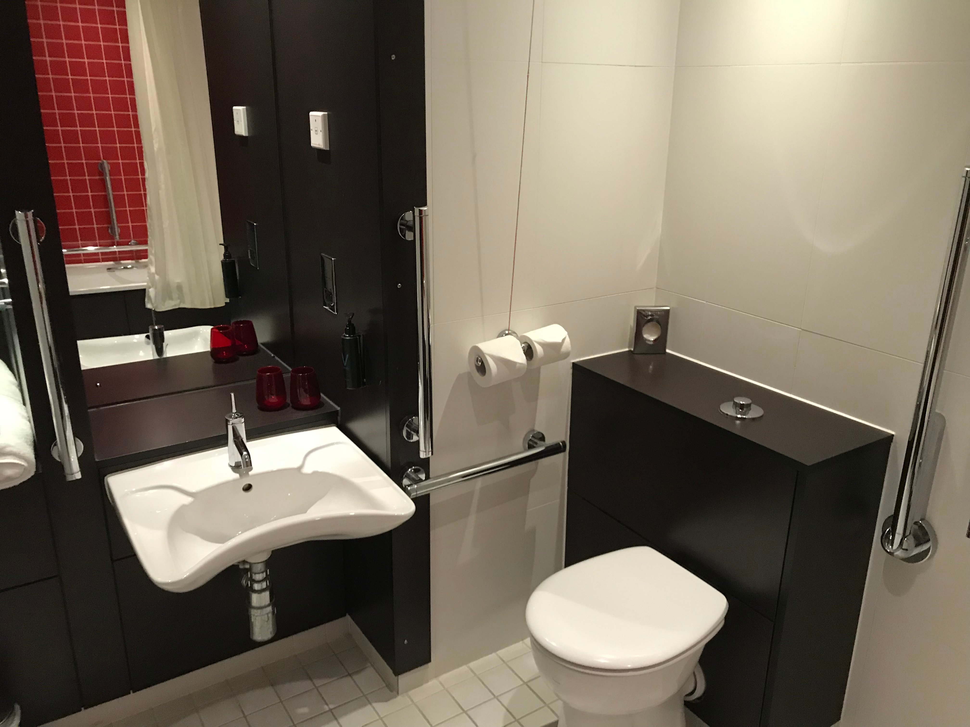Village Hotel Farnborough-浴室