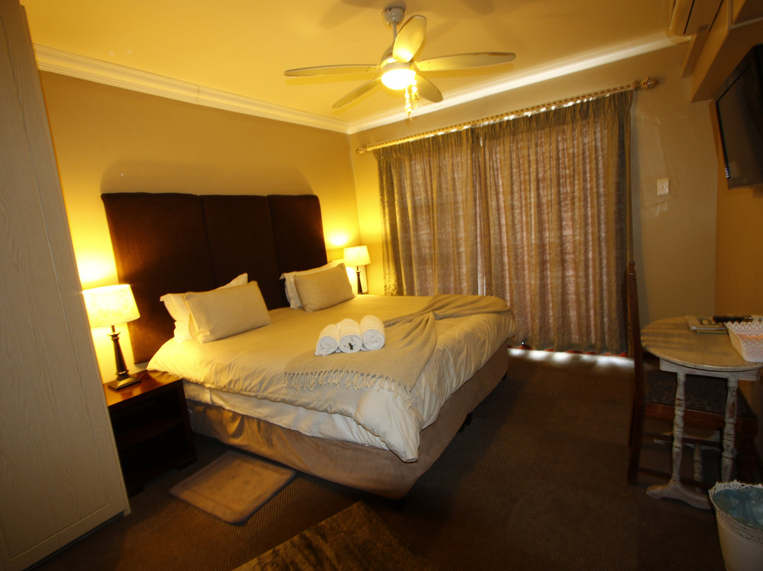 Bluewater Beachfront Guest House主图