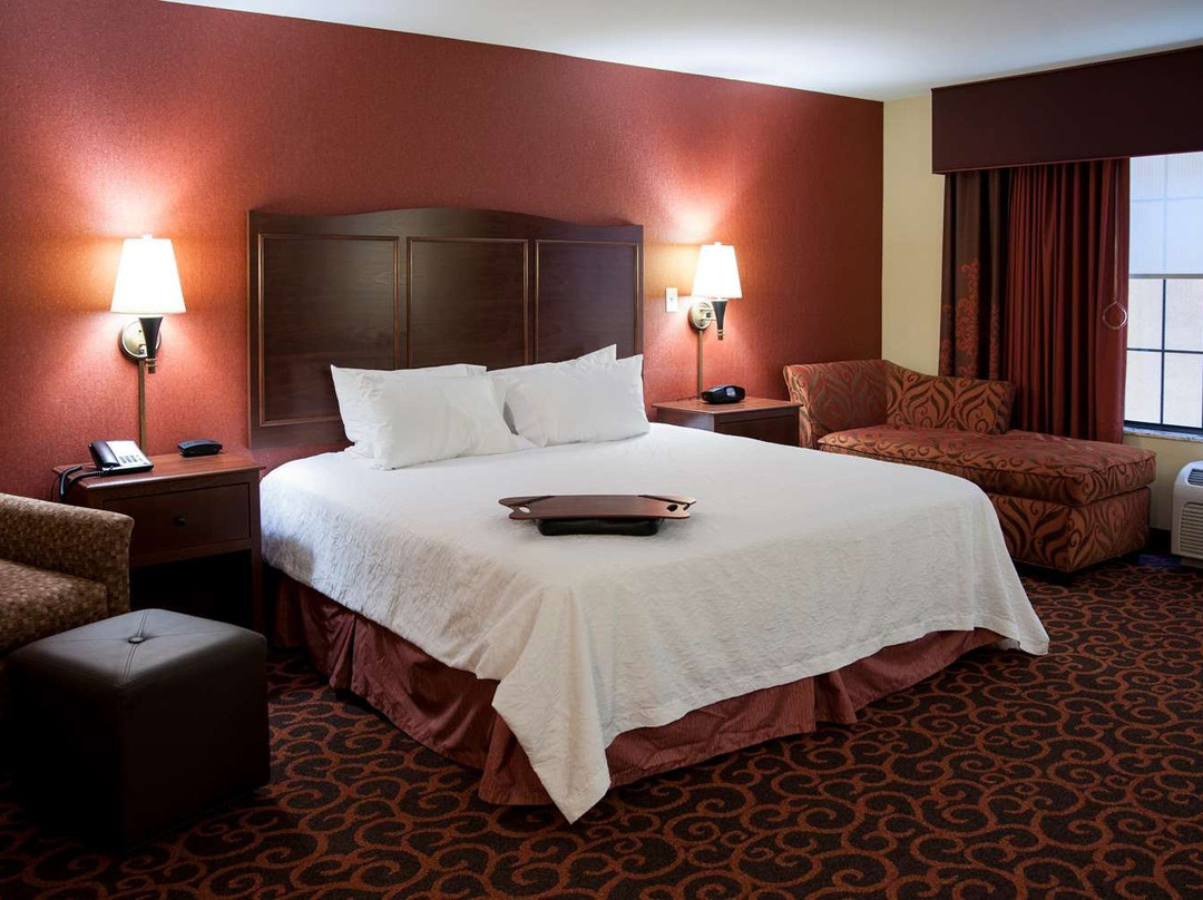 沃特敦希尔顿恒庭旅馆&套房酒店主图