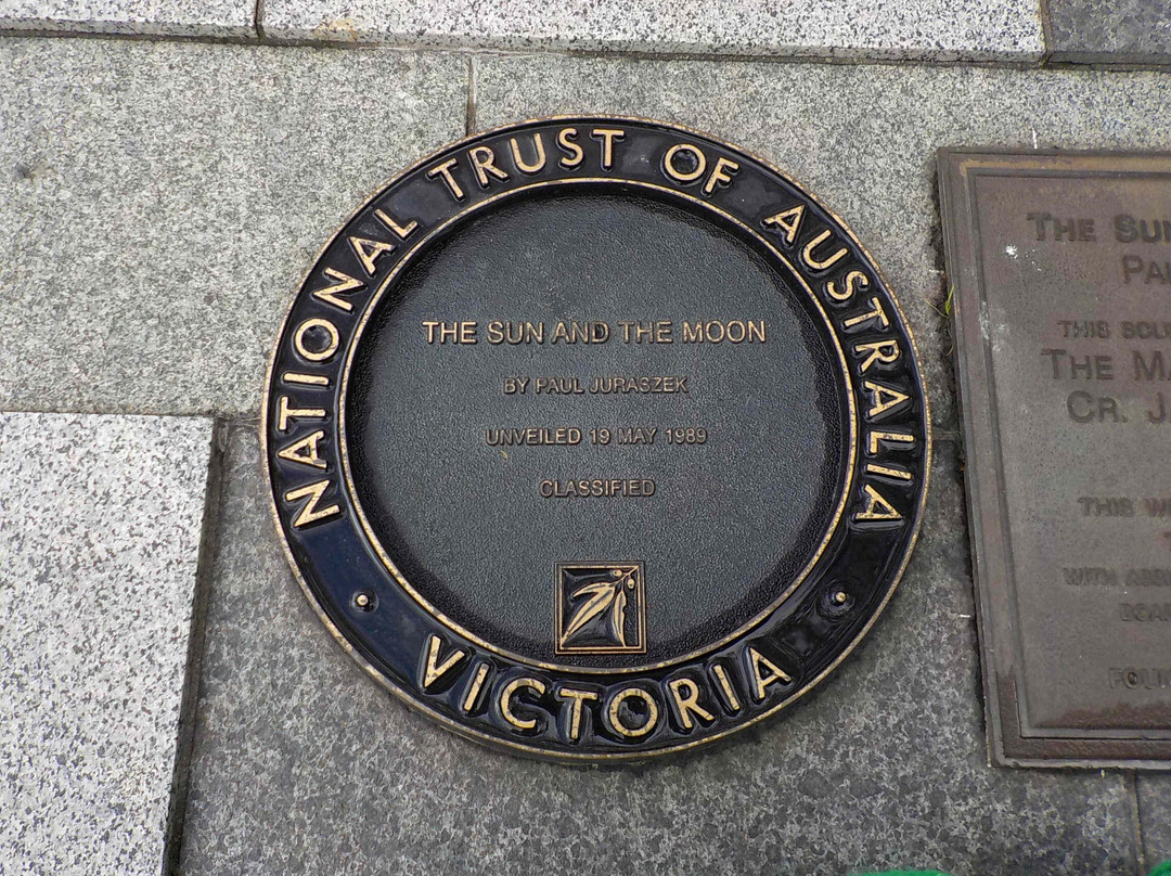 The Sun & The Moon Sculpture - Paul Juraszek-Malvern必去景点
