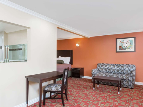 洛杉矶地区贝尔温德姆Travelodge套房酒店主图