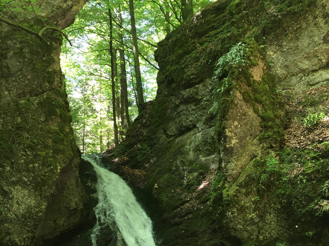 Kraliky waterfalls景点图片