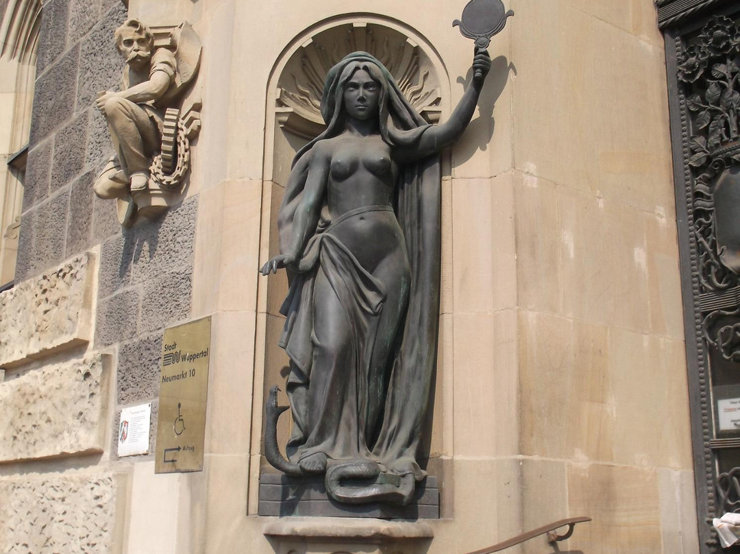 Skulpturen "Wahrheit und Gerechtigkeit"-伍珀塔尔必去景点