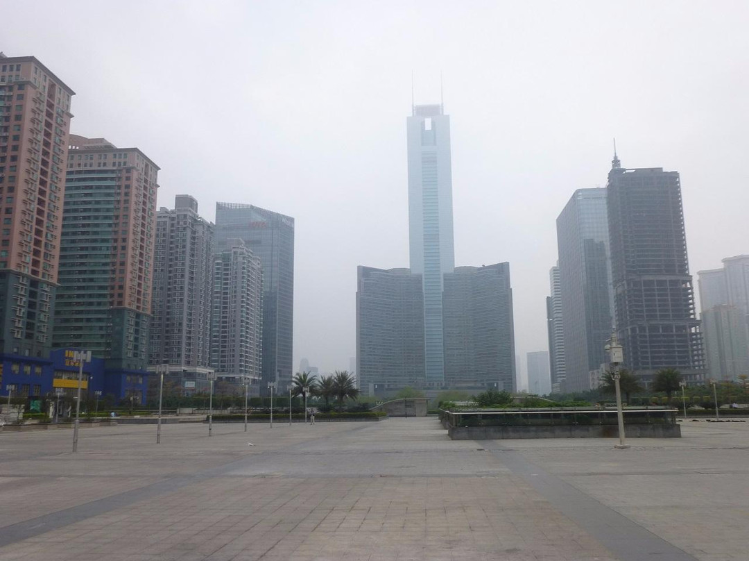 广州东站广场水景瀑布-广州市必去景点