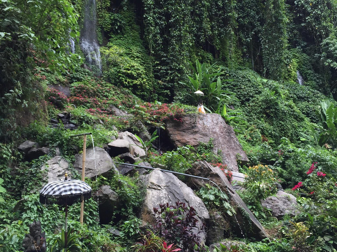 Santhipala Ceburan Waterfall景点图片