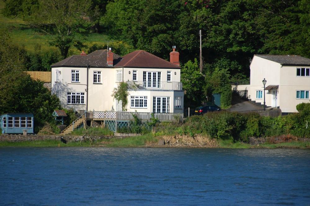 Riverside Restaurant & Rooms-官方