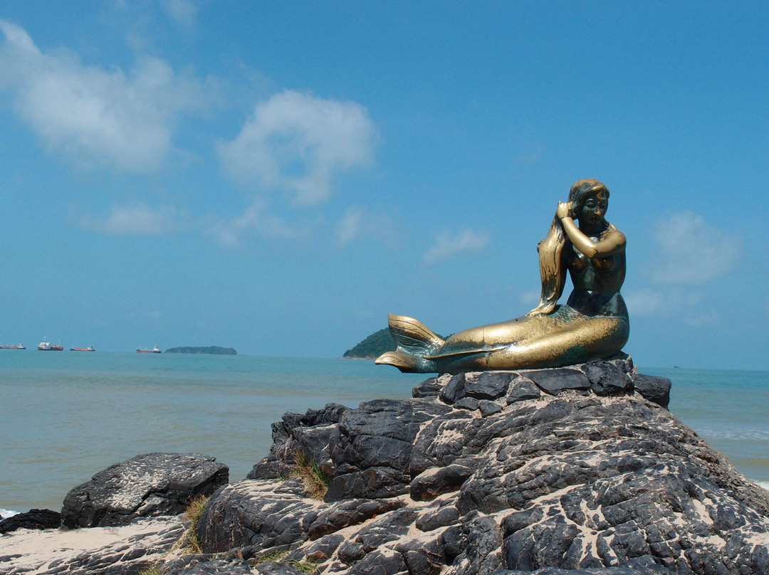 Golden Mermaid Statue景点图片