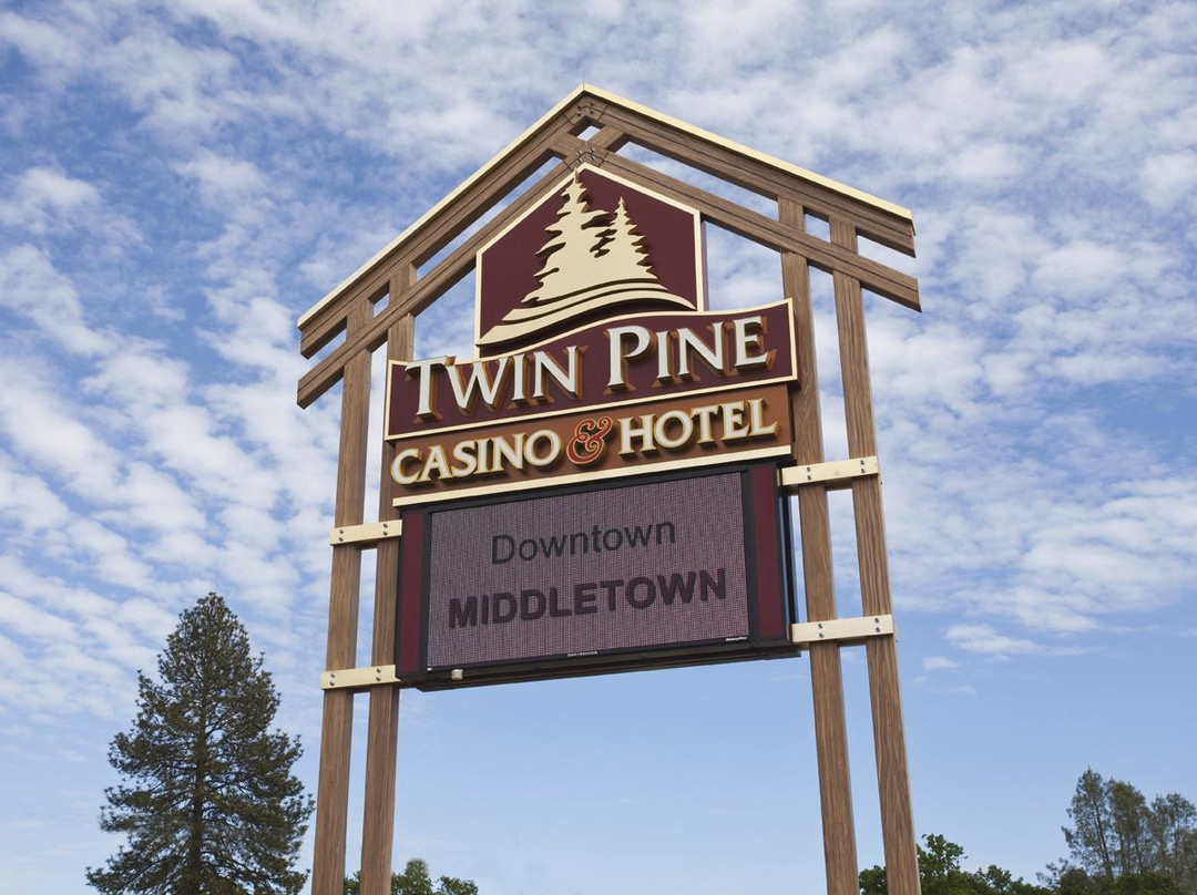 Twin Pine Hotel主图