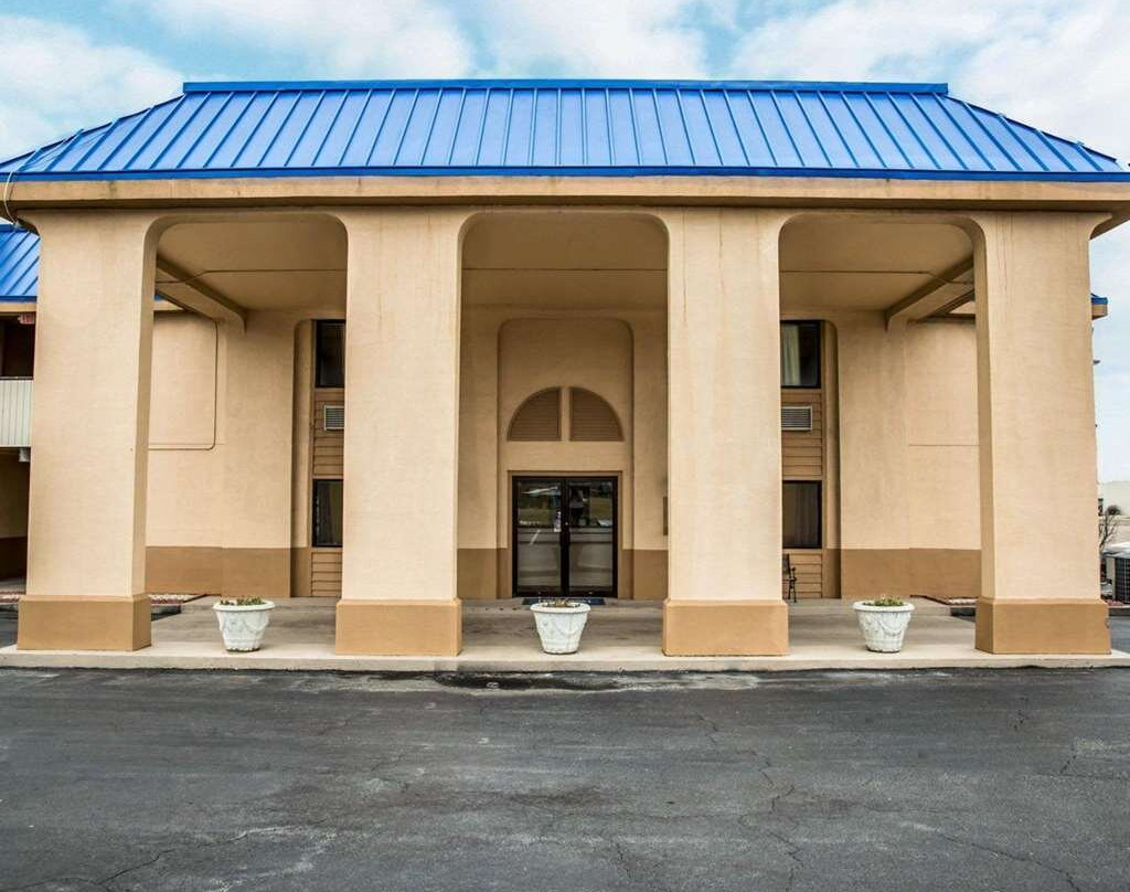 Rodeway Inn & Suites Plymouth Hwy 64主图