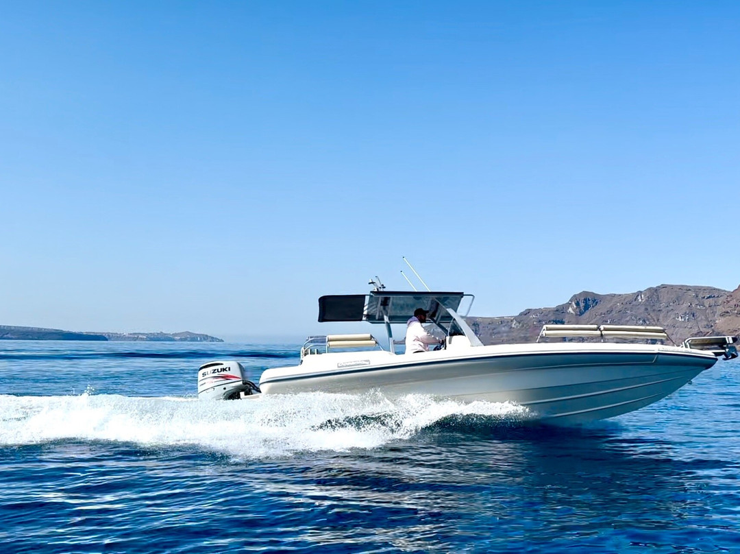 Boat tour in Santorini