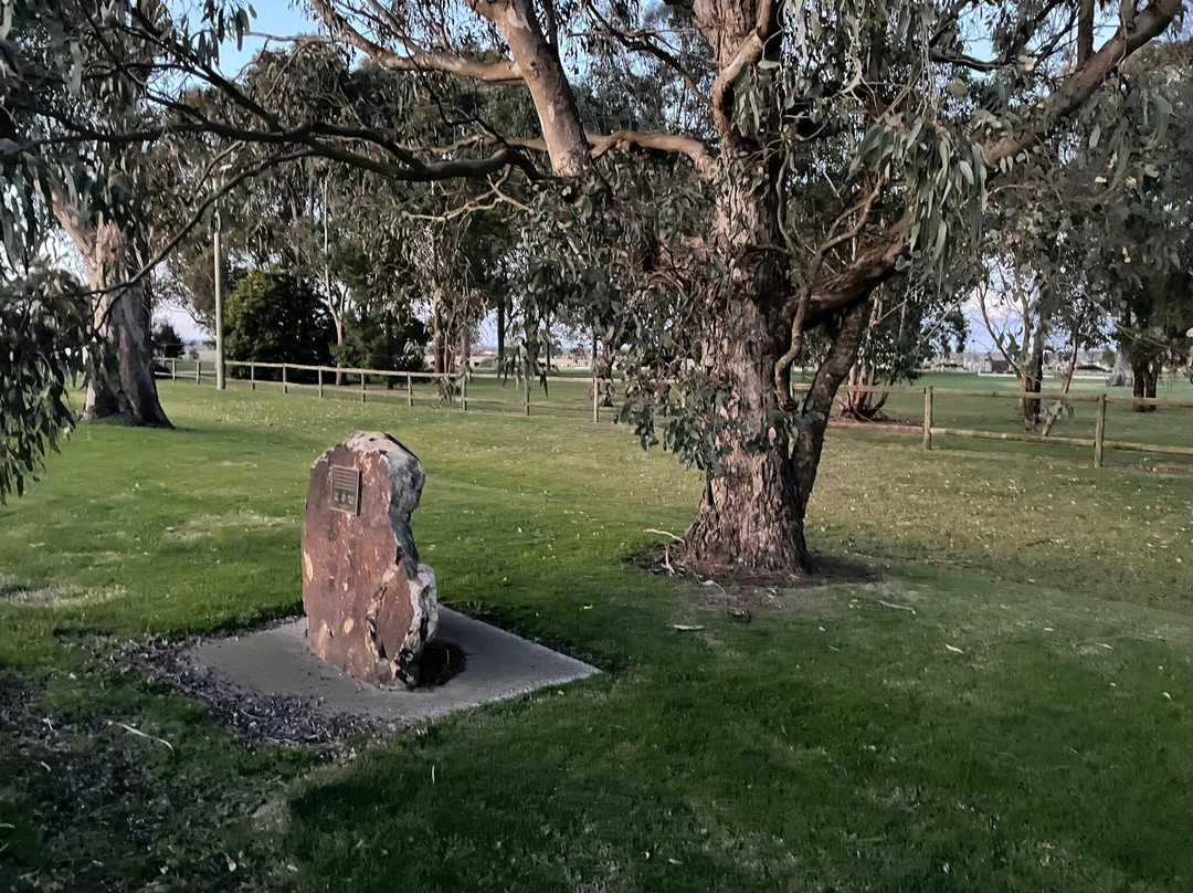 Avenue Of Honour Memorial Stone-Stratford必去景点