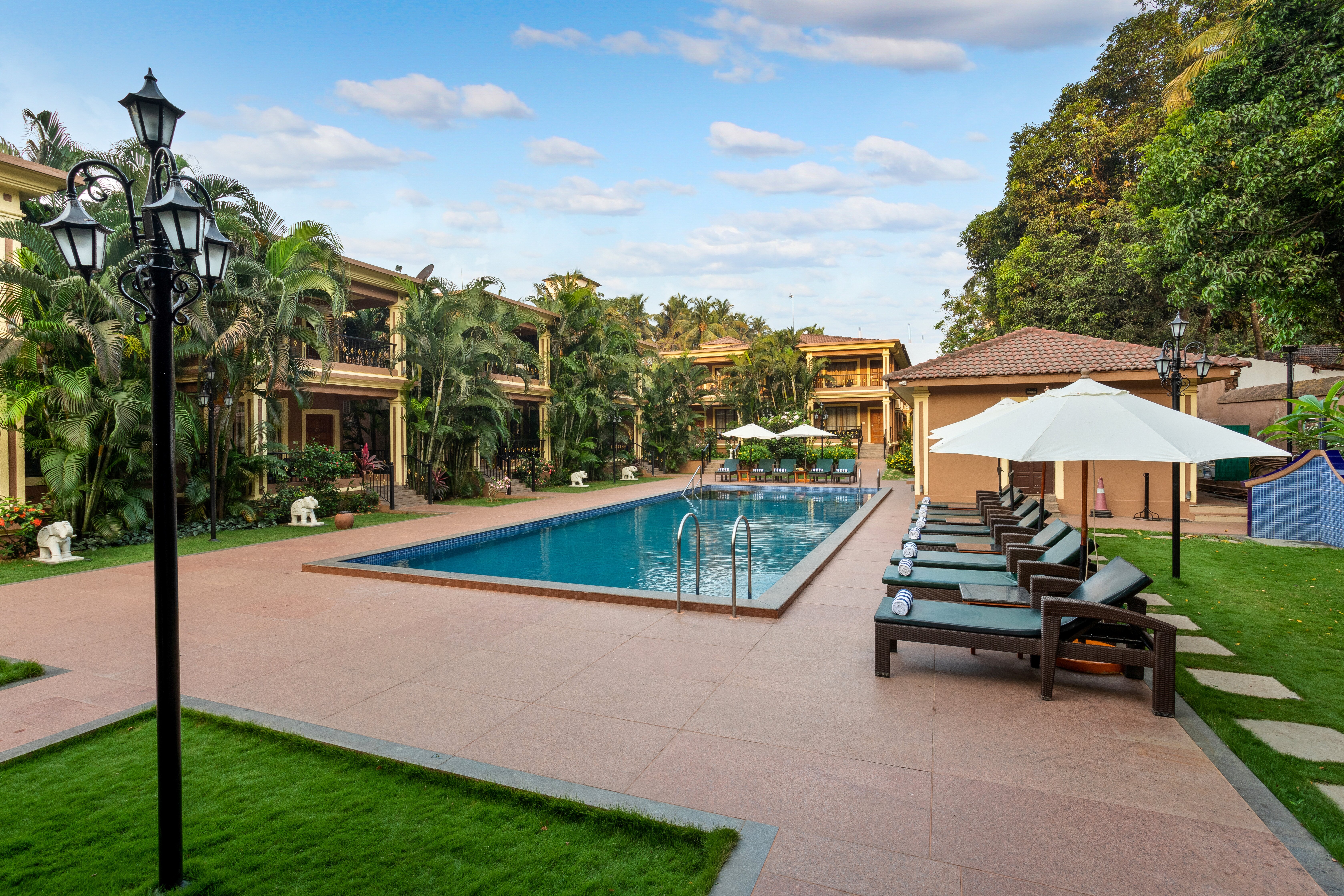 Seashell Suites and Villas-泳池