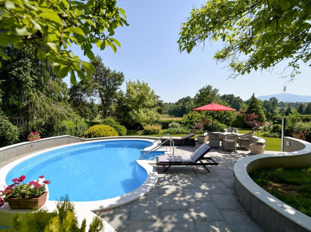 Old Oak House with Pool