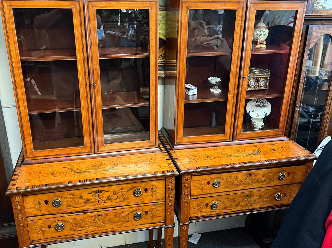 Antiques and Militaria景点图片