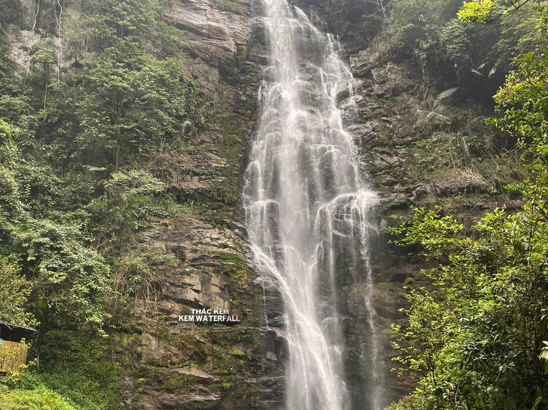 Khe Kem Waterfall景点图片