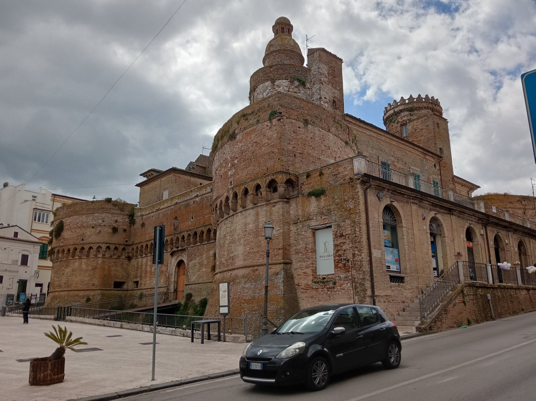 Castello Caldoresco-瓦斯托必去景点