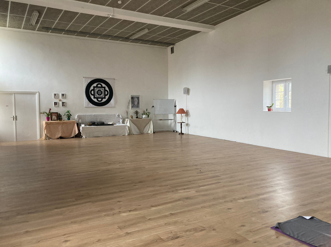 Hridaya Yoga France-Saint-Just-d'Avray必去景点