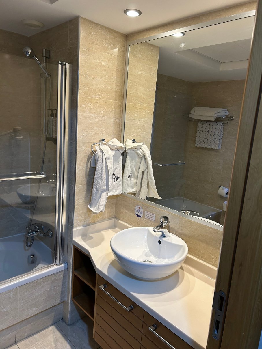 Atlantica Oasis Hotel-浴室