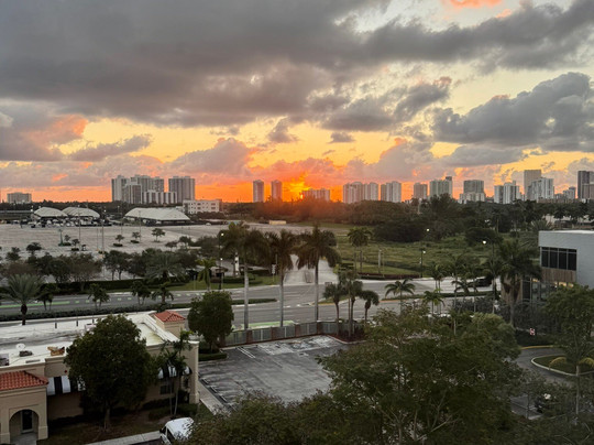 哈兰德海滩/文图拉欢朋酒店主图