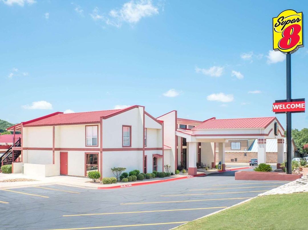 克尔维尔速8酒店主图