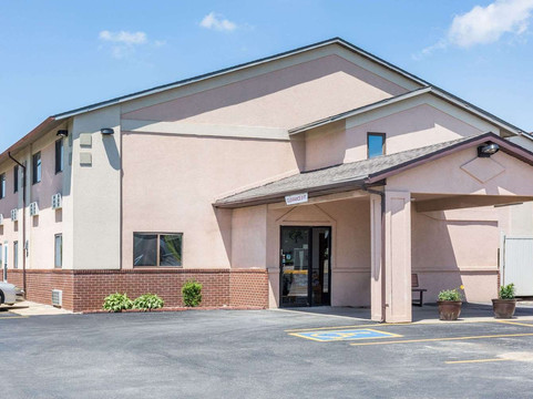 Ellston酒店住宿-Super 8 by Wyndham Osceola IA