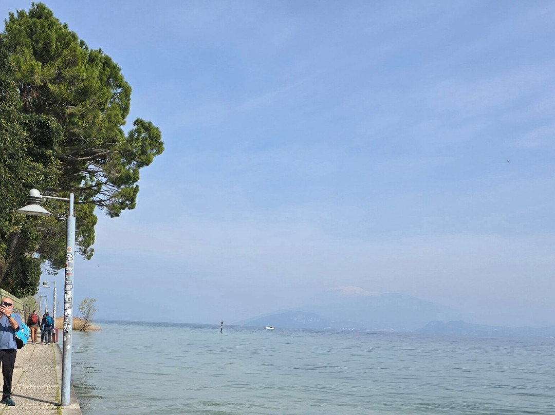 Spiaggia-Passeggiata delle Muse-锡尔苗内必去景点