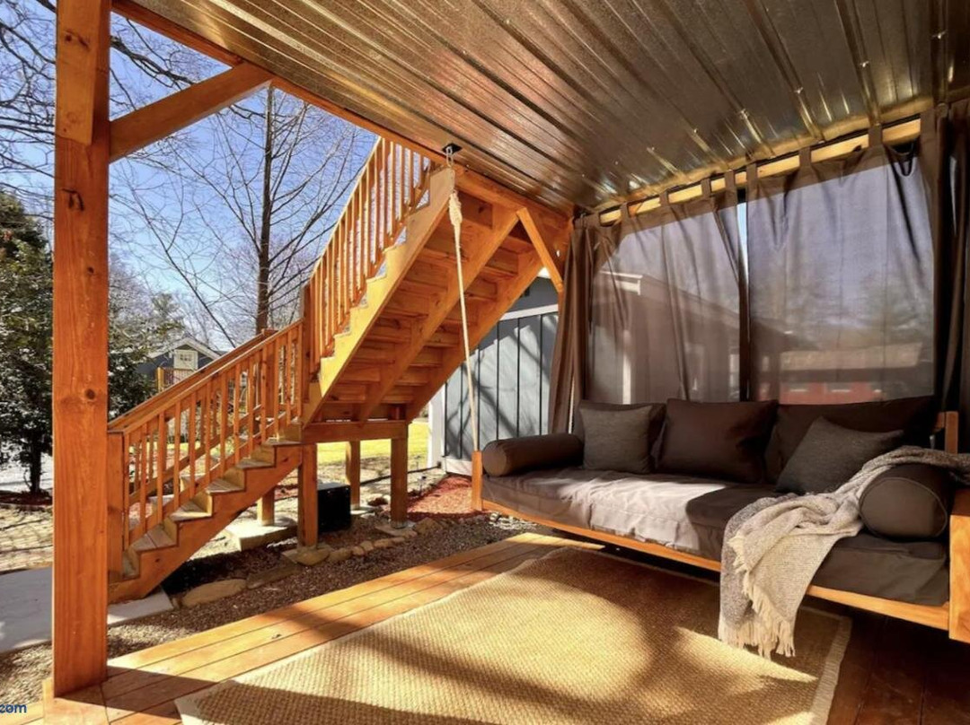 Modern & Cozy on Private Lane, Minutes to Airport