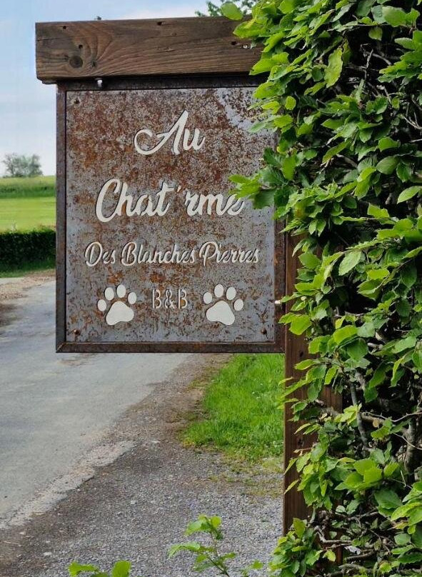 Au Chat'rme Des Blanches Pierres