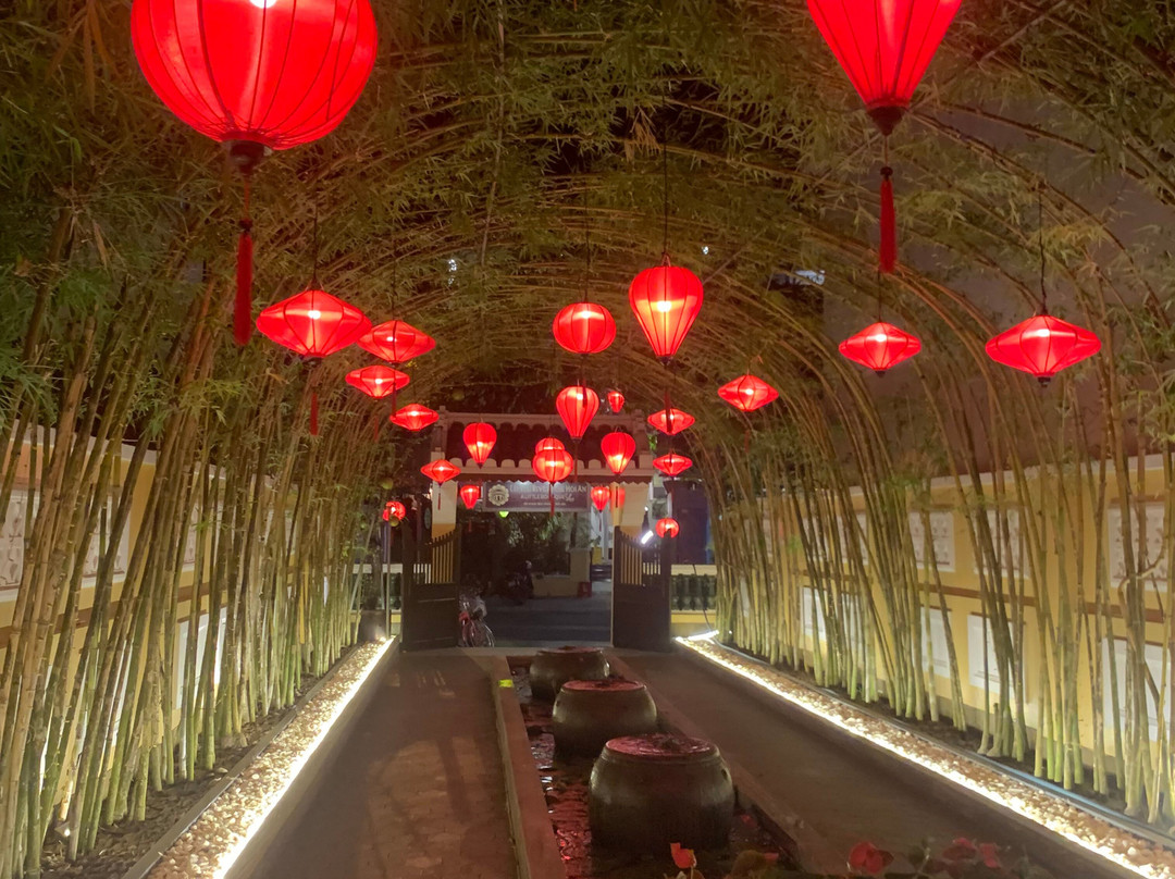 小河滨豪华水疗酒店主图